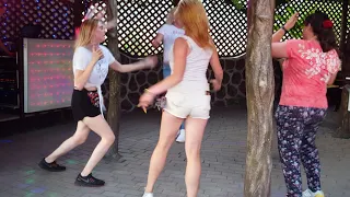 Танец девушек в гидропарке. Зажигают. Киев.
