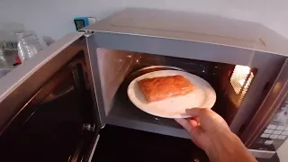 Descongelar pollo en horno de microondas y consumo de luz y dinero
