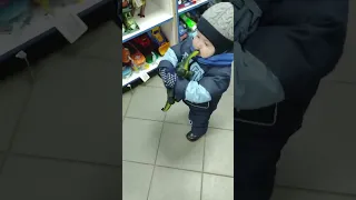 Когда пришел в магазин, а там играет музыка и ноги сами в пляс идут😆😂🤣