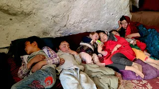 Twin children live in a cave | Living in the most difficult conditions