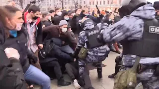 Митинг Москва,Россия парень ворвался в драку с ОМОН 23.01.2021