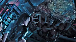 The sharp fangs of the mutant big octopus are about to bite the mother and son!