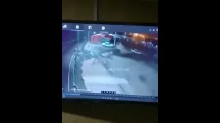 Deprem'in şiddetini ve uzunluğunu gösteren bir güvenlik kamerası görüntüsü. Allahu Ekber "