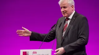 Seehofer scherzt beim Deutschen Beamtenbund in Köln