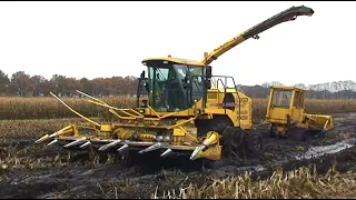 Maïs 2010 | Extreme wet harvest | Hanomag buldozer sleept en duwt de hakselaar en tractors erdoor