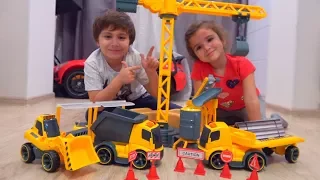 Funny Kids купили САМЫЙ БОЛЬШОЙ Конструктор! Unboxing and assembling the GIANT Construction for kids