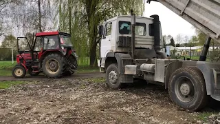 Zetor 7211 vyťahuje zapadnutú Liaz 110