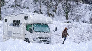 【雪中車中泊】間一髪！大雪に潜む危険｜全力雪合戦と熱燗｜キャンピングカー車中泊