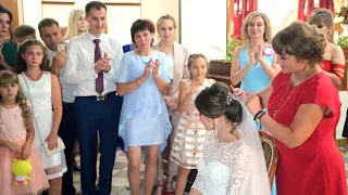 У невесты снимается фата, обряд на свадьбе