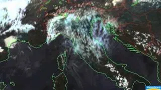 Kondensstreifen über Norditalien