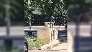 Roma, ecco il video dell'uomo armato di coltello e padella