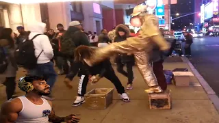 IDIOTAS QUE APANHARAM DOS ARTISTAS DE RUA