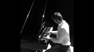 Кыванч Татлытуг играет на пианино!