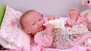 Play Dolls stories about New bedroom for baby and house chores!