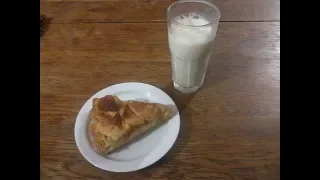 Apple pie snack and glass of cold milk or fresh water (free choice!)