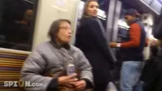 Une vieille folle raciste dans le métro de Paris