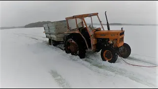 Traktori jäi järven jäälle kiinni