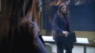 Castle 5x14 "Reality Star Struck" Castle tries to retrieve the gift inside his jacket Gates (HD)