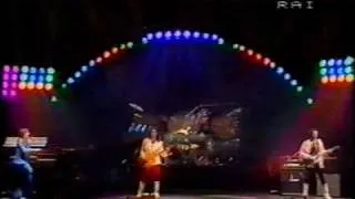 Pooh - Nascerò con te (live Palasport '82)