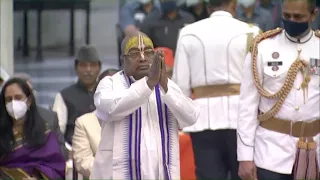 President Kovind presents Padma Shri to Srimad Baba Balia for Social Work