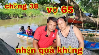 Chồng U38 vợ U65 bò lết nhận quà khủng