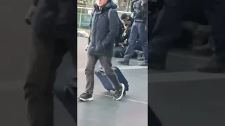 6 POLICIER ARRÊTE UN HOMME