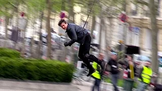 Tom Cruise performing an amazing stunt for Mission Impossible 6 shooting in Paris