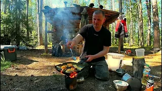 Второй день в тайге. Живём в рыбацкой избе. Жор щуки продолжается! Рыбалка в глуши! Готовим улов!