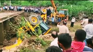 Excavator Fall in Deep water Rescued by JCB ACE hydra crane and komatsu PC 200 a...