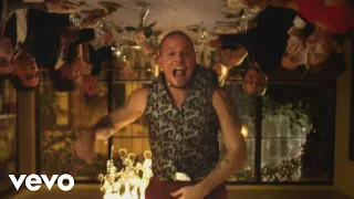 Calle 13 - Vamo' A Portarnos Mal (Video)