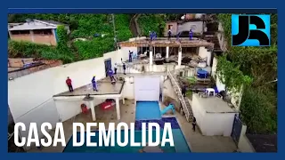 Casa de luxo avaliada em R$ 1 milhão é demolida na comunidade da Rocinha, no Rio