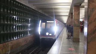 Подача под посадку и отправление поезда "Москва-2019" на станции Новоясеневская