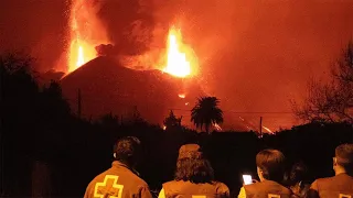 El colapso parcial del cono del volcán de La Palma deja expuesta una gran fuente de lava