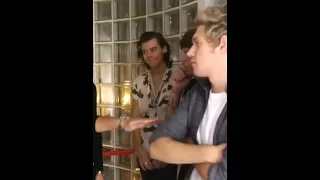 the side-eye glances that Harry gives Louis #larry #harrystyles #louistomlinson #larrystylinson