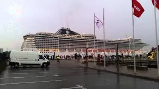 MSC Splendida playing We will rock you / Seven Nation Army