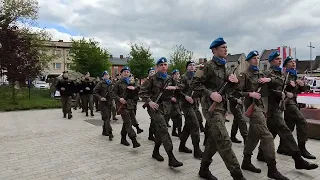 Defilada uczniów ZDZ w Kielcach z udziałem Orkiestry Wojska Polskiego z Radomia.