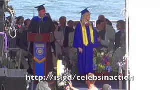 The Amazing Spider-man 2 Peter Parker Hollywood Kissed Girlfriend Gwen At Graduation Ceremony