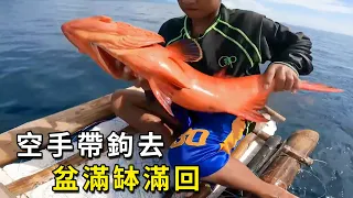 漁民用白嫖釣法，弄來奢侈魚餌釣魚，誰知釣出的魚根本降不住，父子倆在船上被拖得直跑！