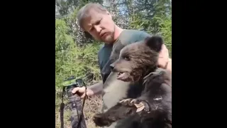 Собака спасла медвежонка от неминуемой смерти🐻🐕