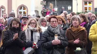 Kundgebung in Trier - Menschen gedenken der Opfer von Hanau