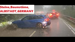 EXTREM UNWETTER : BERGRUTSCH: STEINE :BAUMÄSTE AUF STRASSE ALBSTADT  02,05,2024