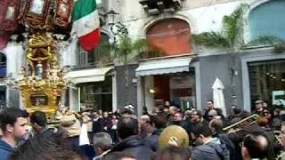 Il cereo del Circolo Sant'Agata inizia a salire la via Etnea per partecipare alla processione