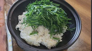 식은밥에 부추를 듬뿍 올려 주세요!! 간단하면서도 영양가득한 식사가 됩니다/ 부추밥 Rice with chives