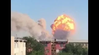 КАЗАХСТАН Мощные взрывы на военном арсенале KAZAKHSTAN Powerful explosions at the military arsenal