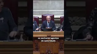 O momento em que Santos Silva se exalta com um polícia no Parlamento