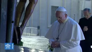 Francisco aseguró que "nadie se salva solo" de la pandemia, en un histórico rezo en San Pedro