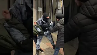 Жесткое задержание мигранта ОМОНом в Москве