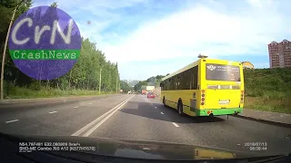 https://crashnews.org | В Смоленске автобус с отказавшими тормозами вылетел в кювет