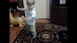 Маленький мальчик танцует.mp4