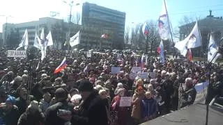 Цветы на митинге 30.03.2014 Донецк